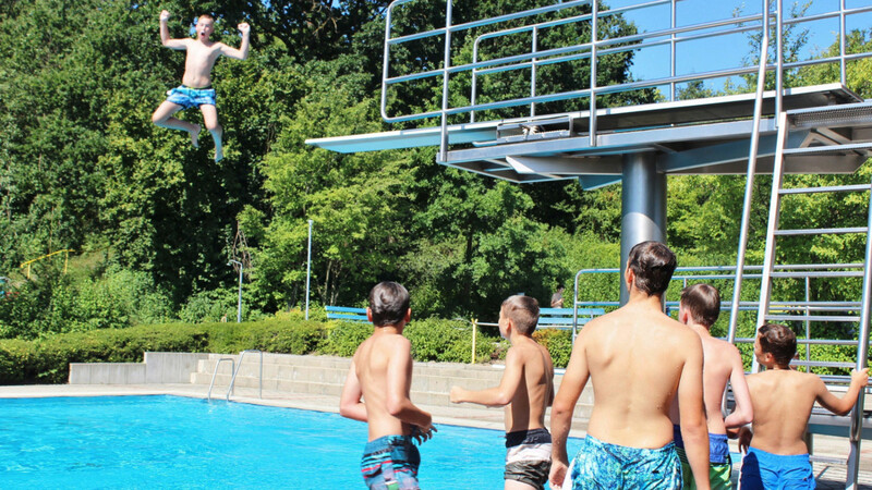 Da staunen die Freunde: Beim Sprung ins Becken werden alle möglichen Figuren ausprobiert.