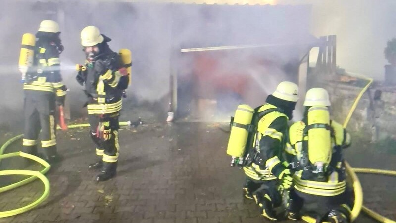 Feuerwehrleute unter schwerem Atemschutz bei der Brandbekämpfung.