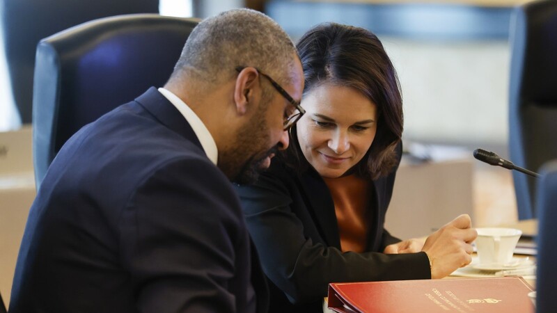 Bundesaußenministerin Annalena Baerbock und der britische Außenminister James Cleverly unterhalten sich beim G7-Treffen in Tokio.