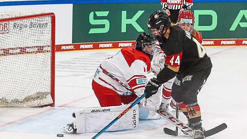 Chancen zuhauf hatten die deutschen Eishockey-Frauen gegen Dänemark. Hier scheitert Hanna Amort an Gäste-Torfrau Caroline Thomsen.