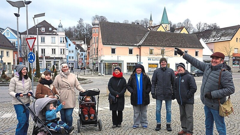 Viele Türme und Türmchen prägen das Stadtbild von Mainburg. Stadtführer Ritsch Ermeier (rechts) weiß viel von ihnen zu erzählen.