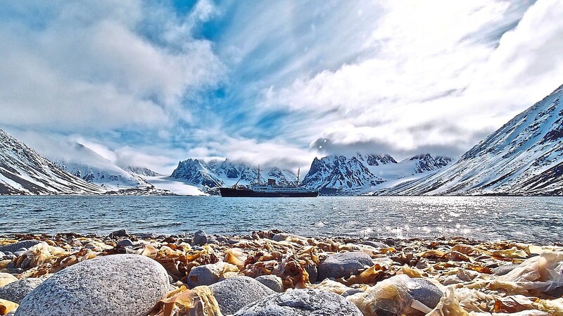 Imposanter Anblick: Das Schiff stoppt in einer abgelegenen Bucht.  Foto: Rainer Hamberger