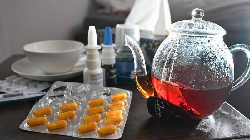 Medikamente und Tee: Sie gehören für viele kranke Menschen gerade zum Alltag.