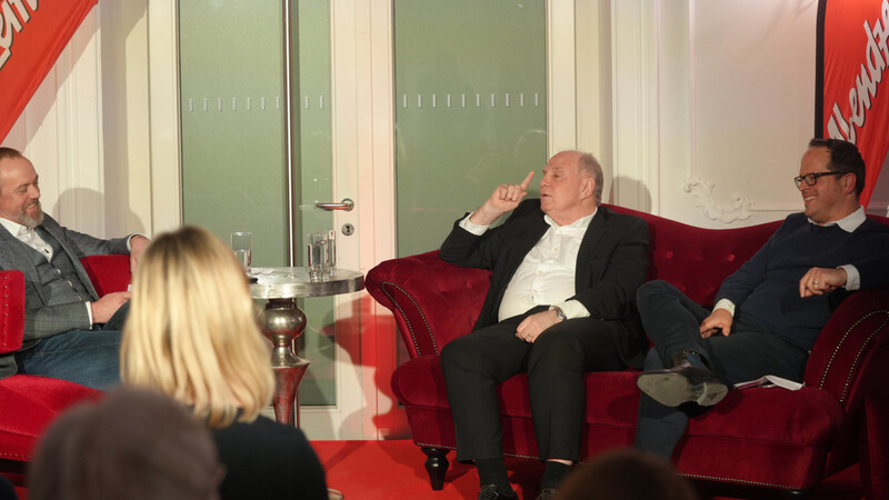 Ein ganz besonderer Abend: Bayerns Ehrenpräsident Uli Hoeneß zeigt sich bei der AZ-Gala auf dem Roten Sofa im Deutschen Theater mit Chefredakteur Michael Schilling (l.) und Patrick Strasser, dem Bayern-Reporter der AZ (r.), so privat wie selten.