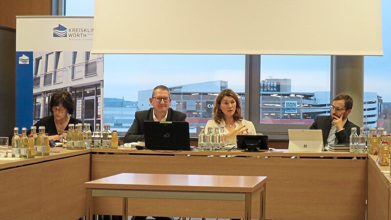 Klinikdirektor Martin Rederer (2. von links) und Landrätin Tanja Schweiger (2. von rechts) erläuterten die "sehr zufriedenstellenden" Wirtschaftszahlen der Kreisklinik.