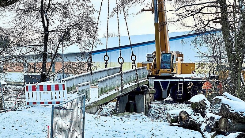 Am Vormittag wurde zunächst die südöstliche Brücke mit einem Kran aus der Verankerung gehoben.