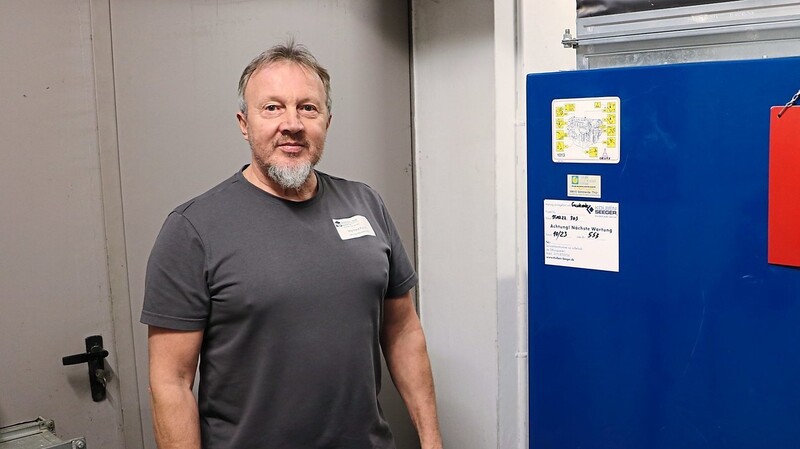 Manfred Fichtl ist als Leiter der Haustechnik auch für das Notstromaggregat der Kreisklinik Wörth zuständig.