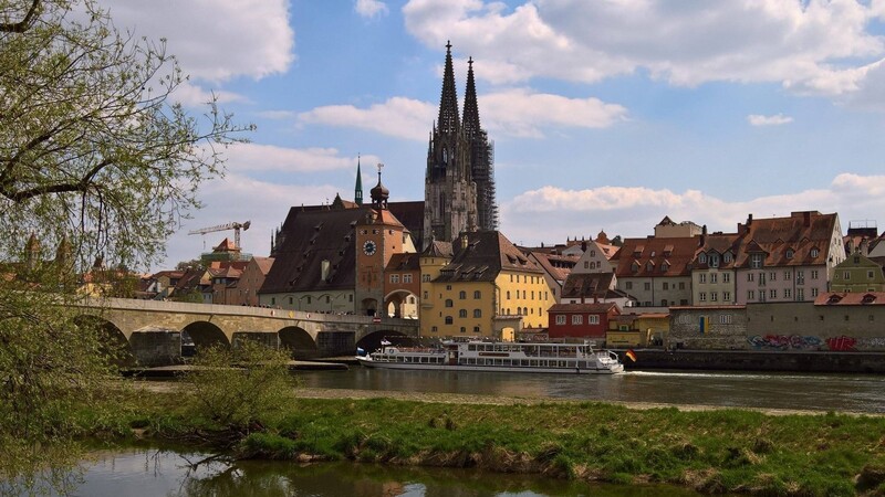 Ein Blick über die Donau entlang der Steinernen Brücke hin zum Regensburger Dom.