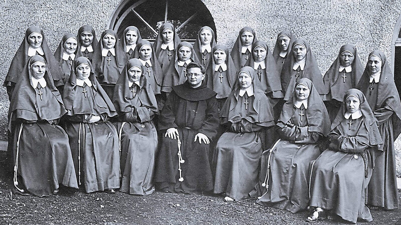 Die Solanusschwestern mit ihrem Gründer Pater Jakob Schauermann (Mitte) auf einer Fotografie aus dem Jahre 1925