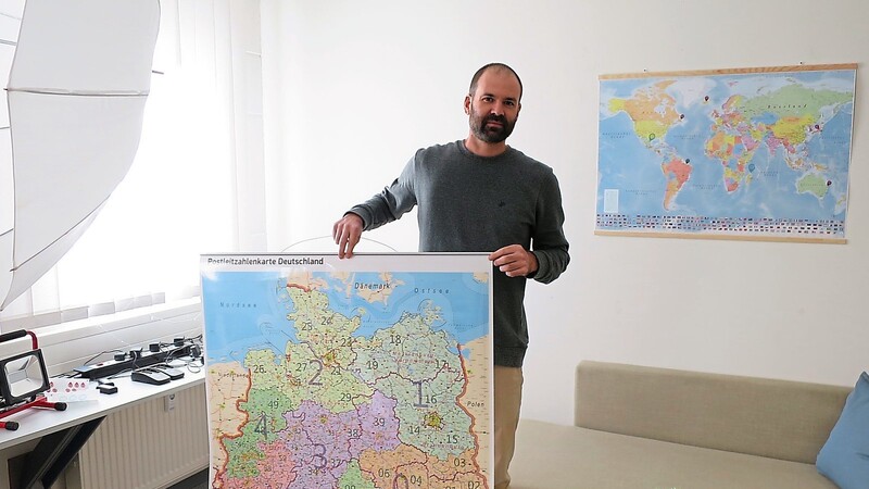 Geograph Matthias Urban gestaltet, fertigt und verkauft seit 2016 analoge Landkarten "auch als Einrichtungsstücke". In seiner Barbinger Firma GeoMetro arbeiten inzwischen schon sechs Kollegen.