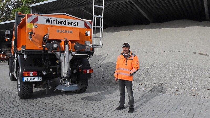 Mit Salz und Splitt gegen Schnee und Eis: Bauhofleiter Robert Wirthmüller und seine Kollegen müssen die Verkehrssicherheit gewährleisten.