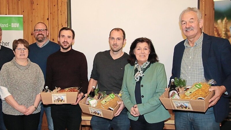 Kreisobmann Franz Schreyer, Josef Hiergeist, stellvertretende Kreisobmann Brigitte Landstorfer, stellvertretender Kreisobmann Johannes Mückenhausen, Michael Bachl-Staudinger, Josef Haslbeck, Bezirksbäuerin Claudia Erndl und Gerhard Stadler (v. l.) versorgten die Landwirte in der Regionalversammlung mit Informationen.