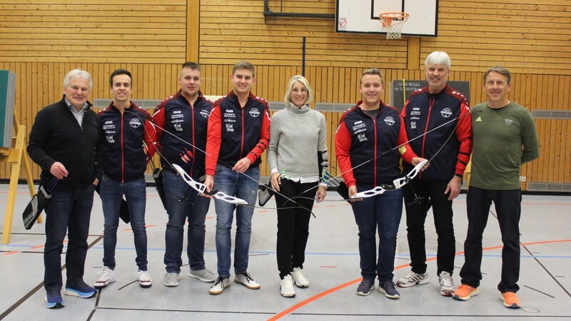 Neben der Stockmannschaft des TSV Niederviehbach konnte Bogenschieß-Bundestrainer Oliver Haidn (r.) den BLSV-Bezirksvorsitzenden Otto Baumann (l.) und Deggendorfs 3. Bürgermeisterin Renate Wasmeier (Mitte) zum Mitmachen begrüßen.