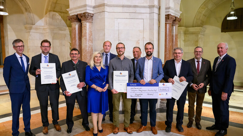 Die Eigentümer der Klingsölde, Sebastian Stanglmaier und Maximilian Graf (Mitte) wurden gemeinsam mit den an der Sanierung beteiligten Handwerkern ausgezeichnet.