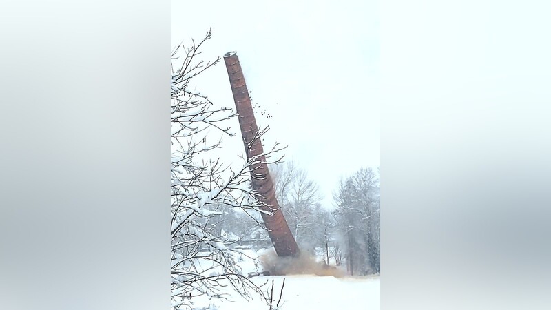 Etwa um 13.30 Uhr wurde der 28 Meter hohe Kamin gesprengt, der wie geplant in die vorbestimmte Richtung umfiel.