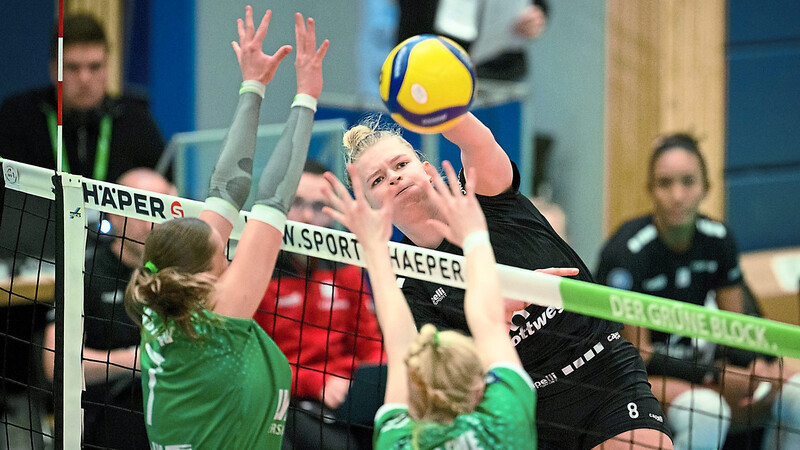 An Münster haben die Roten Raben Vilsbiburg gute Erinnerungen. Vor fünf Wochen überwand Pauline Martin (am Ball) den Doppelblock von Elena Kömmling (v.l.) und Luisa van Clewe und trug mit satten 21 Zählern entscheidend zum 3:1-Auswärtserfolg im Pokal-Achtelfinale bei.