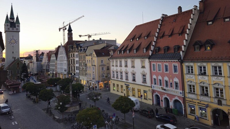 Mit ihren majestätischen Patrizier-Häusern und den zwei Stadtplätzen lädt die Straubinger Innenstadt zum Verweilen und Entdecken ein.