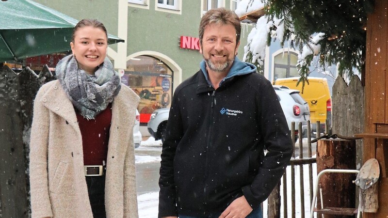 Freuen sich auf ihren Auftritt beim Waldmünchner Christkindlmarkt: Christkind Nina Zellmer und ihr Vater Werner, der ehemalige Trenck, der nun als Petrus in himmlischer Mission unterwegs ist.