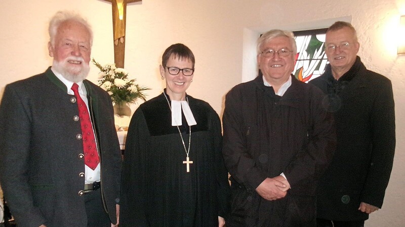 Prädikant Reinhard Tietze, Dekanin Ulrike Dittmar, Stadtpfarrer Wolfgang Häupl und Bürgermeister Markus Ackermann (von links) beim 110-jährigen Jubiläum der evangelischen Friedenskirche.