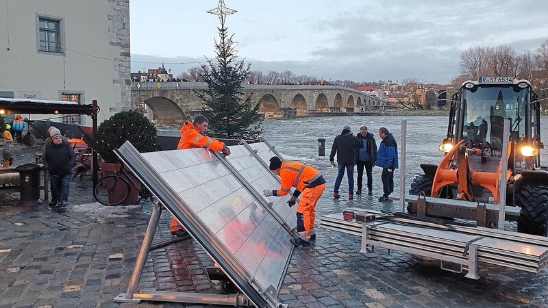 An der Wurstkuchl werden Hochwasserschutzwände aufgebaut.