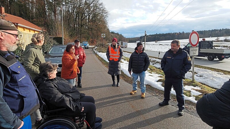 Gefährliche Situationen an der Straße bei Möding schilderten die Anwohner bei der Verkehrsschau Eva Hopfenspirger (Gebietsinspektorin des Staatlichen Bauamts für den Landkreis Dingolfing-Landau), Walter Wimmer (Straßenverkehrsbehörde des Landratsamts) und Herbert Pinkl (Stellvertretender Leiter Polizei Landau).