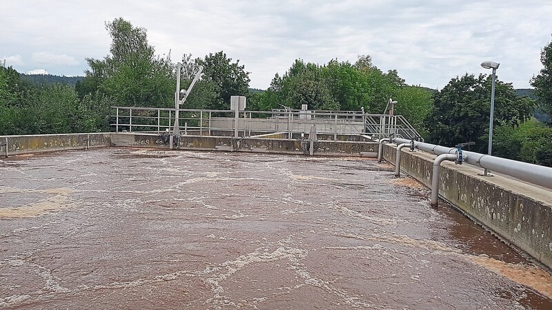 Ein Foto mit Erinnerungswert, denn die Kläranlage Auburg ist fast schon Geschichte. Derzeit wird eine Abwasserdruckleitung nach Barbing gebaut. Somit gibt es künftig einheitliche Abwasserpreise.