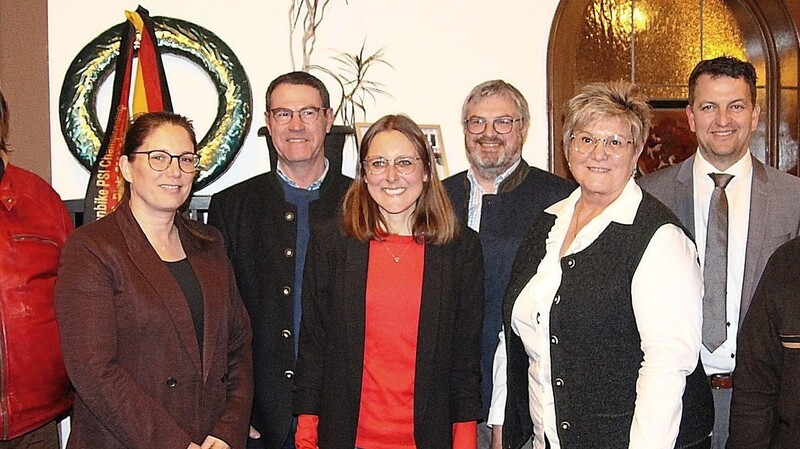 Die gewählten Mitglieder des Ortsverbandes (v. l.) Hans Schacherl, Isabell Haindl, Rudolf Waxenberger, Nina Hieronymus, Franz Gerstner, Gerlinde Sigl, Christian Pröbst und Willi Veit.