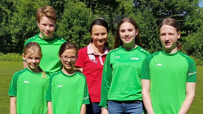 Hier einige der erfolgreichen Schwimmer: Hanna Daschner, Tobias Koller, Sophie Raffalt, Betreuerin Uli Nürnberger, Barbara Nürnberger und Felix Holzbauer (v.li.).