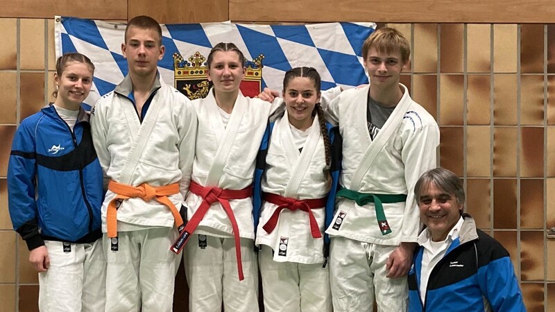 Die erfolgreichen Athleten (v.l.) Trainingsgast Juliana Grübel, Daniel Hartock, Jennifer Hartock, Leyla Akgün und Moritz Piringer mit Trainer Lothar Lehermeier in Bergen bei den Bayerischen Meisterschaften.