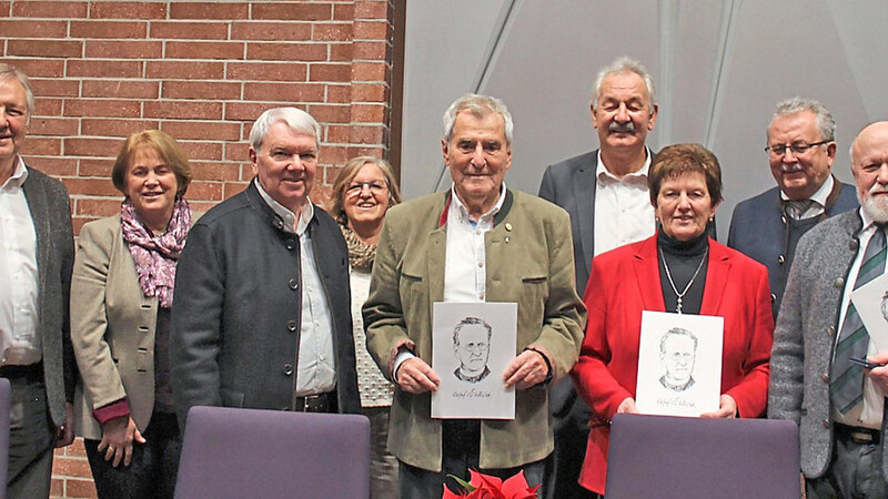 Für die drei Geehrten Herbert Schedlbauer, Margarethe Stadler und Karl Kienberger (vordere Reihe mit Urkunden, v. l.) gab es lobende Worte von den Laudatoren um Landrat Josef Laumer (3. v. r.)