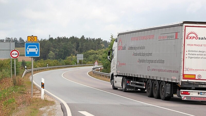 Die B 20 verläuft derzeit im Bereich Traitsching weitgehend zweispurig.