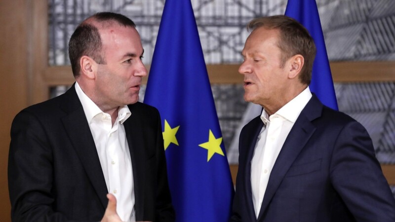 Wird Manfred Weber (l.) Kommissionspräsident? Welchen Plan hat EU-Ratspräsident Donald Tusk? Noch sind in Brüssel viele Fragen offen.