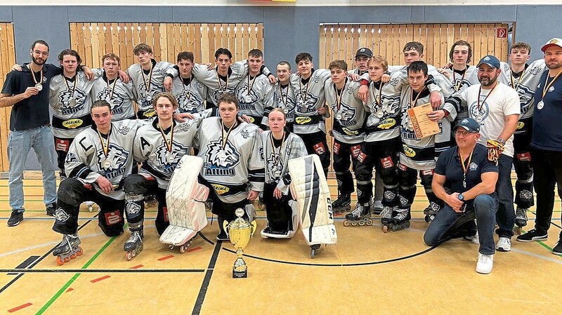 So sehen Vizemeister aus: Die U 19 des IHC Atting feiert zum Saisonabschluss einen nicht unbedingt erwarteten zweiten Platz bei den deutschen Inline-Skaterhockey-Meisterschaften.