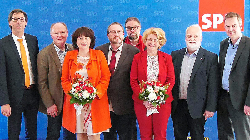 Der niederbayerische SPD-Bezirksvorstand (v. l.): Hans Hutter, Bürgermeister von Drachselsried, Olaf Sommerfeld, Bernd Vilsmeier, MdL Ruth Müller, Robert Pfannenstiel, Jürgen Schniedermeier, Vorsitzende und MdB Rita Hagl-Kehl, Christian Plach und Andreas Winterer.