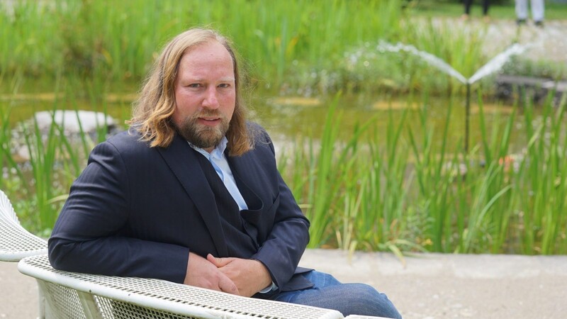 Grüner im Grünen: Anton Hofreiter im Innenhof der AZ.