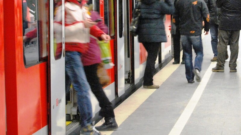 Am Freitag, 5. Juli, spielte ein 11-Jähriger am Bahnsteig in Gröbenzell (Kreis Fürstenfeldbruck) mit seinem Handy und fiel dabei zwischen Bahnsteig und S-Bahn. (Symbolbild)