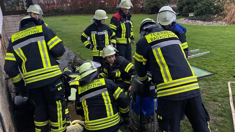 Besonders arbeitsintensiv war der Einsatz an Heiligabend für die FFW Bad Kötzting, als ein Keller rund 20 Zentimeter unter Wasser stand.