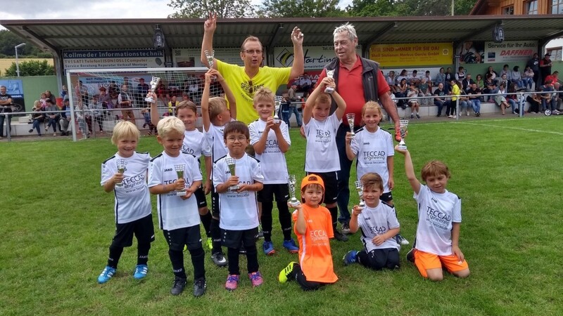 2:0 für die Gastgeber: Die G-Jugend der DJK freute sich über die gewonnenen Pokale.