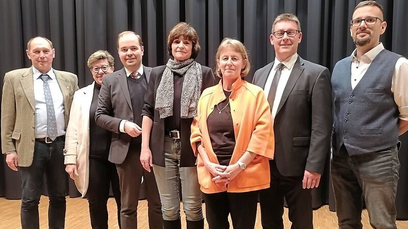 Angelika Zendelbach (4. v. l.) und Angela Seidl-Lorenz (Mitte) wurden von drittem Bürgermeister Pöppel, Vizebürgermeisterin Langwieser, Geschäftsleiter Karl Raster, Bürgermeister Fichtner und Personalratsvorsitzendem Michael Brandl (v. l.) in die Mitte genommen.