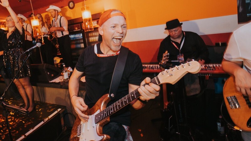 Matthias Kilger greift in die Gitarrensaiten.