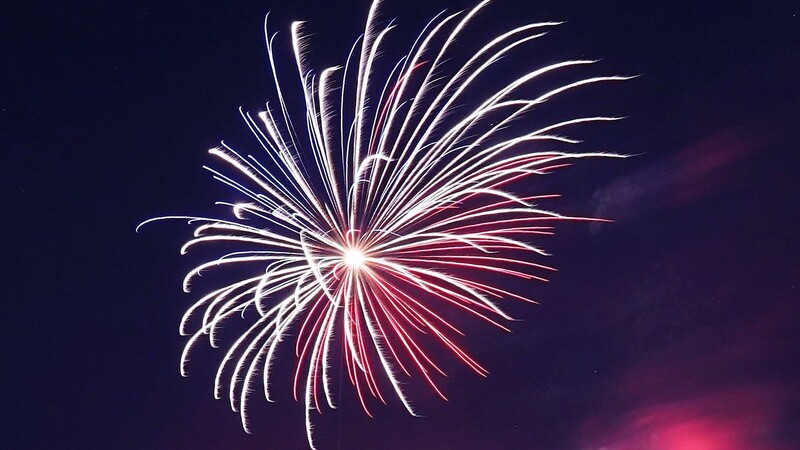 Landau setzt in diesem Jahr auf ein professionelles Feuerwerk, das vom Gelände der Mittelschule aus abgeschossen wird. Dieses wird dafür abgesperrt und gesichert.