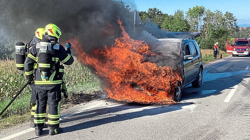 Am 16. September brannte ein Auto bei Niederhöcking.