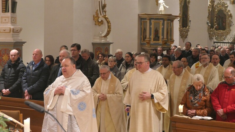 Beim feierlichen Te Deum sangen in der vollbesetzten Kirche der neue Pfarrer P. Petrus-Adrian Lerchenmüller, Dekan Johannes Plank, Diakon Andreas Dieterle und zahlreiche Mitbrüder aus dem Windberger Konvent sowie Pfarrgemeinde und Gäste.