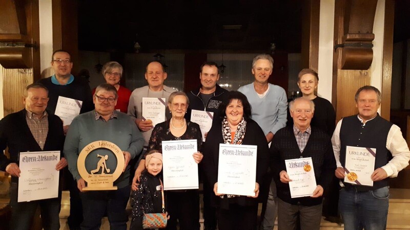 Alle Geehrten mit Kreisspielleiter und Bezirkssportwart Helmut Vogl. Darunter sind auch die neuen Ehrenmitglieder des SKK, es fehlt Walter Altmann.