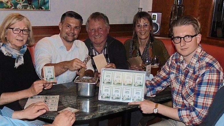 Eine Jahreshauptversammlung einmal anders. Am Vorstandstisch der Freien Wähler werden Tütchen für "Plattling blüht auf" gepackt: (v. l.) Stadtrat und stellvertretender Vorsitzender Werner Zellner, Schriftführerin Christa Till, Vorsitzender Stadtrat Stefan Fisch, Mitglied Franz Hirschhorn, stellvertretende Vorsitzende Heidi Koschollek, Mitglied René Gomm und Stadt- und Kreisrat Reinhard Leuschner.