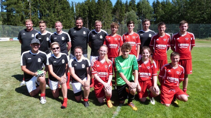 Nach zwei Spieltagen in praller Sonne setzte sich im Finale der "1. FC Diastock"mit 3:0 gegen "Goaßmass4fuchzig" (schwarz weiß) durch.