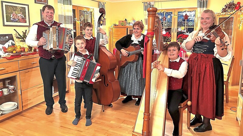 Eine musikalische Familie: Vater Andreas Laußer, Johannes und Sebastian Laußer, Oma Rosi Schmid, Florian und Mama Veronika Laußer (von links). Zusammen sind sie als Familiengesang Laußer-Schmid auf vielen Volksfest-Veranstaltungen unterwegs.