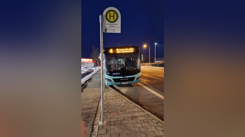 Die Blockadeaktionen der Landwirte und darauf folgenden Staus führten zu Verspätungen bei den Linienbussen. Hier ein gegen 6.30 Uhr wartender Bus am Landshuter Kreisel.