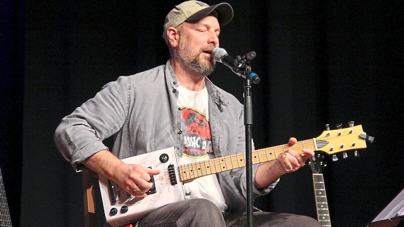 Stephan Zinner, hier mit Honigkanister-Gitarre, begeisterte mit bayerisch- bluesiger Seelenerforschung.