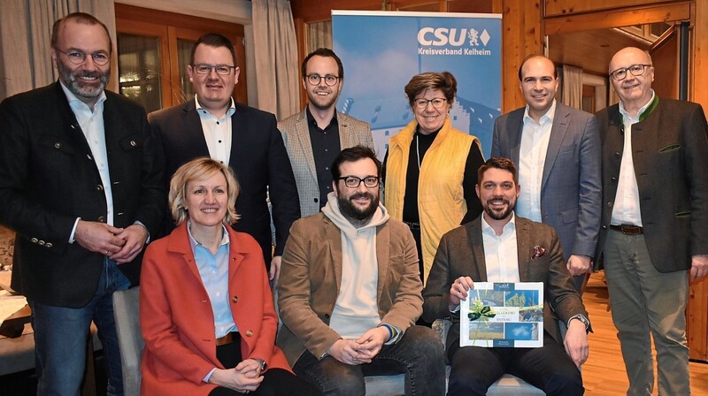 Der CSU-Kreisvorstand mit MdEP Manfred Weber (links), den vier Kandidaten für die Landtags- und Bezirkswahl sowie den Referenten der Klausur, Landrat Siegfried Walch aus Traunstein (sitzend rechts) und Bürgermeister Matthias Beer aus Beratzhausen (sitzend Mitte).  